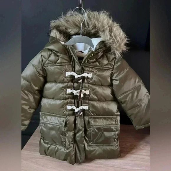 GAP Other - Gap 2T green coat w/ tortoise toggles & removable fur